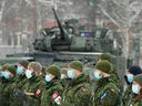 PHOTO DE DOSSIER: Les troupes canadiennes du groupement tactique de la présence avancée renforcée de l'OTAN assistent à une réunion avec la ministre canadienne de la Défense Anita Anand à Adazi, en Lettonie, le 3 février 2022. 