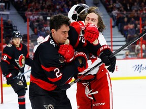 Le défenseur des Sénateurs d'Ottawa Artem Zub combat l'ailier gauche des Red Wings de Détroit Tyler Bertuzzi lors de la première période au Centre Canadian Tire le mardi 28 février 2023.