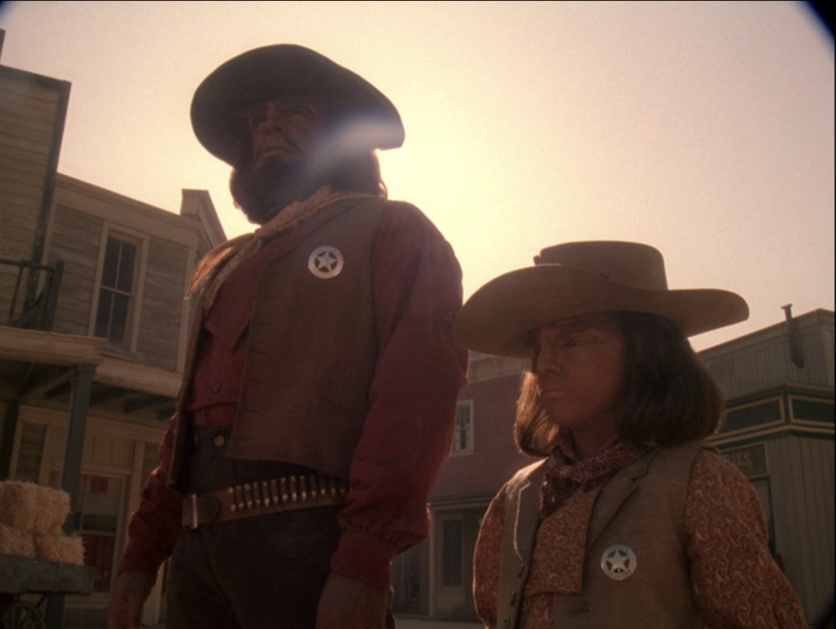 Worf (Michael Dorn) et un enfant Klingon plus petit en tenue de Far West