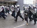 La police anti-émeute charge lors d'une manifestation contre la brutalité policière à Montréal le 15 mars 2013. La ville de Montréal versera plus de 3 millions de dollars à des centaines de manifestants dont les droits ont été bafoués par la police.
