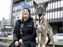 Jennifer Paquette et son chien, Clumsy, sont assis dans un stationnement où elle a eu une confrontation avec la police de Montréal en 2014. 