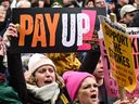 Des enseignants brandissent des pancartes en criant des slogans lors d'une manifestation contre les salaires au Royaume-Uni en février.