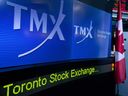 La signalisation du Groupe TMX Inc. est affichée sur un écran dans le centre de diffusion de la Bourse de Toronto.
