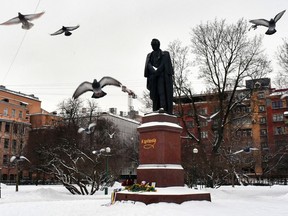 Des fleurs reposent devant la statue de Taras Shevchenko, poète ukrainien du XIXe siècle, à Saint-Pétersbourg, en Russie.  La manifestation de soutien intervient à l'occasion du premier anniversaire de l'invasion russe de l'Ukraine.  Des commémorations et des rassemblements ont eu lieu vendredi dans le monde entier en signe de solidarité avec la nation d'Europe de l'Est.  Olga Maltseva/AFP
