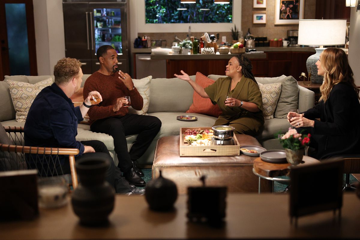 Owen (Kevin McKidd), Ben Warren (Jason George), Miranda Bailey (Chandra Wilson) et une autre femme assise dans un salon et discutant