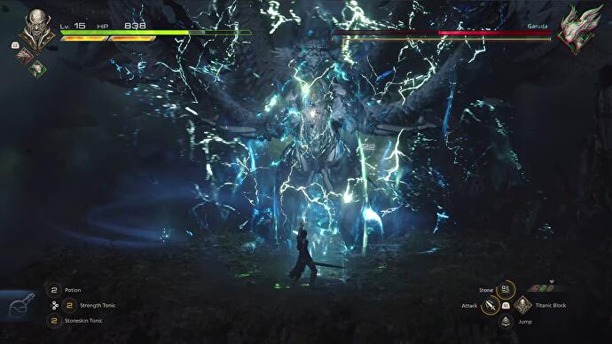 Des étincelles volent dans la bataille de Final Fantasy 16 Garuda