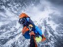 Une photo d'archive fournie par North Shore Search and Rescue montre un sauvetage après une avalanche sur Runner Peak au nord du mont Seymour en 2019. Les utilisateurs de l'arrière-pays doivent comprendre le risque d'avalanche, disent les experts.