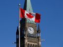 Un drapeau canadien flotte devant la Tour de la Paix sur la Colline du Parlement à Ottawa, Ontario, Canada.  REUTERS/Chris Wattie/photo d'archives