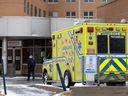 La Gazette de Montréal a documenté six décès à l'urgence à l'Hôpital du Lakeshore depuis 2019 - dont les trois qui ont été signalés au ministre de la Santé Christian Dubé - qui soulèvent des inquiétudes quant aux erreurs médicales fréquentes à l'urgence de Pointe-Claire.