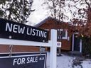 Un panneau immobilier « à vendre » à l'extérieur d'une maison de banlieue à Calgary.