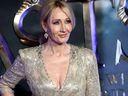 L'écrivain JK Rowling pose alors qu'elle arrive pour la première européenne du film 