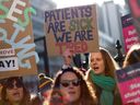 Des infirmières manifestent lors d'une grève des travailleurs médicaux du NHS, au milieu d'un différend avec le gouvernement sur les salaires, devant un hôpital de Londres, le 8 février.