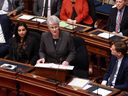 La ministre des Finances, Katrine Conroy, présente son premier budget sous le regard du premier ministre David Eby à l'Assemblée législative à l'Assemblée législative de Victoria, le mardi 28 février 2023.