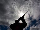 Un propriétaire de fusil vérifie le viseur de son fusil dans un camp de chasse dans une région rurale de l'Ontario, à l'ouest d'Ottawa.