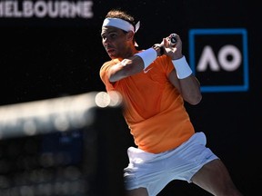 L'Espagnol Rafael Nadal effectue un retour contre le Britannique Jack Draper lors de leur match en simple masculin lors de la première journée du tournoi de tennis de l'Open d'Australie à Melbourne le 16 janvier 2023.