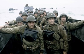 Tom Hanks, à droite, et Tom Sizemore sont représentés dans le drame de la Seconde Guerre mondiale de DreamWorks Pictures et Paramount Pictures, Saving Private Ryan.