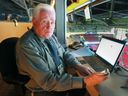 L'écrivain sportif de la Gazette Pat Hickey dans la tribune de presse du Centre Bell à Montréal le 26 septembre 2013.