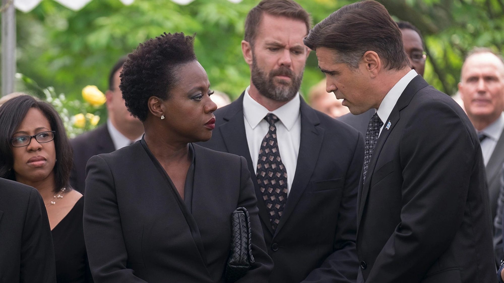 Viola Davis, Garret Dillahunt et Colin Farrell lors d'un enterrement dans Widows