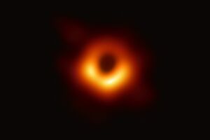 La première image directe d'un trou noir a été créée à l'aide du télescope Event Horizon, combinant les observations de huit radiotélescopes.