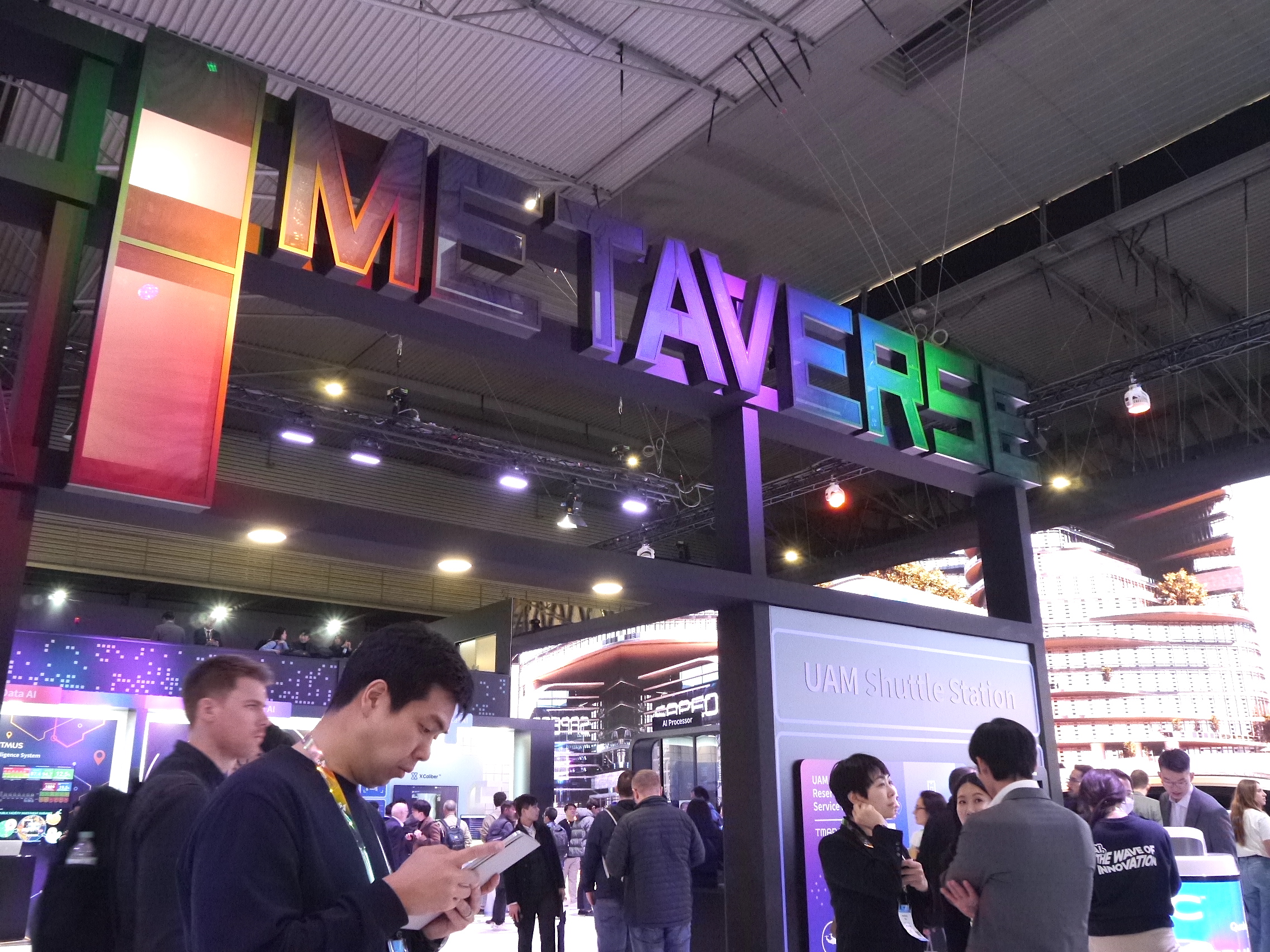 Un logo « Metaverse » coloré est affiché sur un stand au salon MWC 2023 à Barcelone