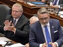 Le premier ministre Doug Ford applaudit le ministre des Soins de longue durée Paul Calandra à l'Assemblée législative de l'Ontario — un endroit où personne n'a jamais besoin de s'excuser.