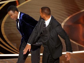 Will Smith (à droite) frappe Chris Rock alors que Rock parlait sur scène lors de la 94e cérémonie des Oscars à Hollywood, Californie, le 27 mars 2022.