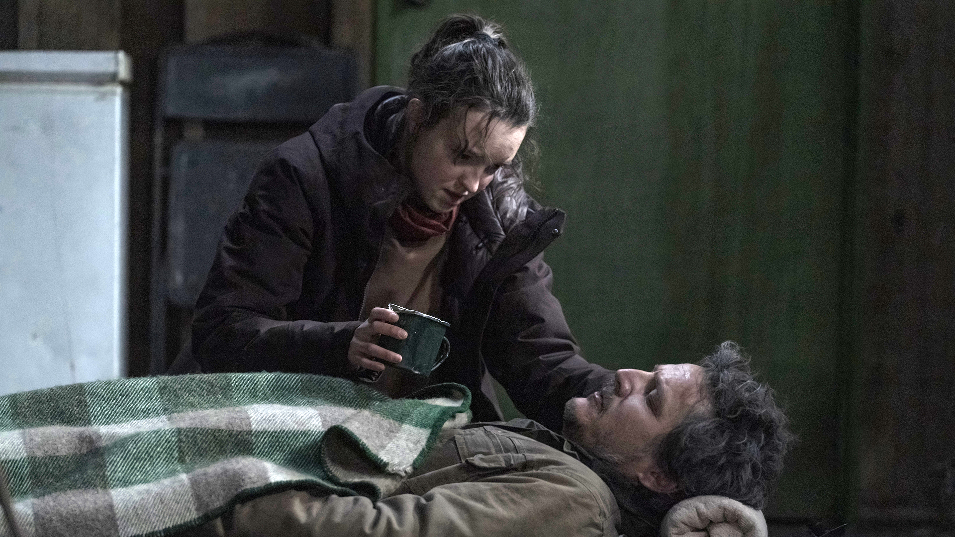 (De gauche à droite) Bella Ramsey dans le rôle d'Ellie prenant soin de Pedro Pascal dans le rôle de Joel dans The Last of Us Episode 8