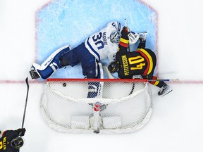 Elias Pettersson des Canucks de Vancouver marque un but en infériorité numérique contre Matt Murray des Maple Leafs de Toronto lors de la troisième période de leur match dans la LNH au Rogers Arena le 4 mars 2023