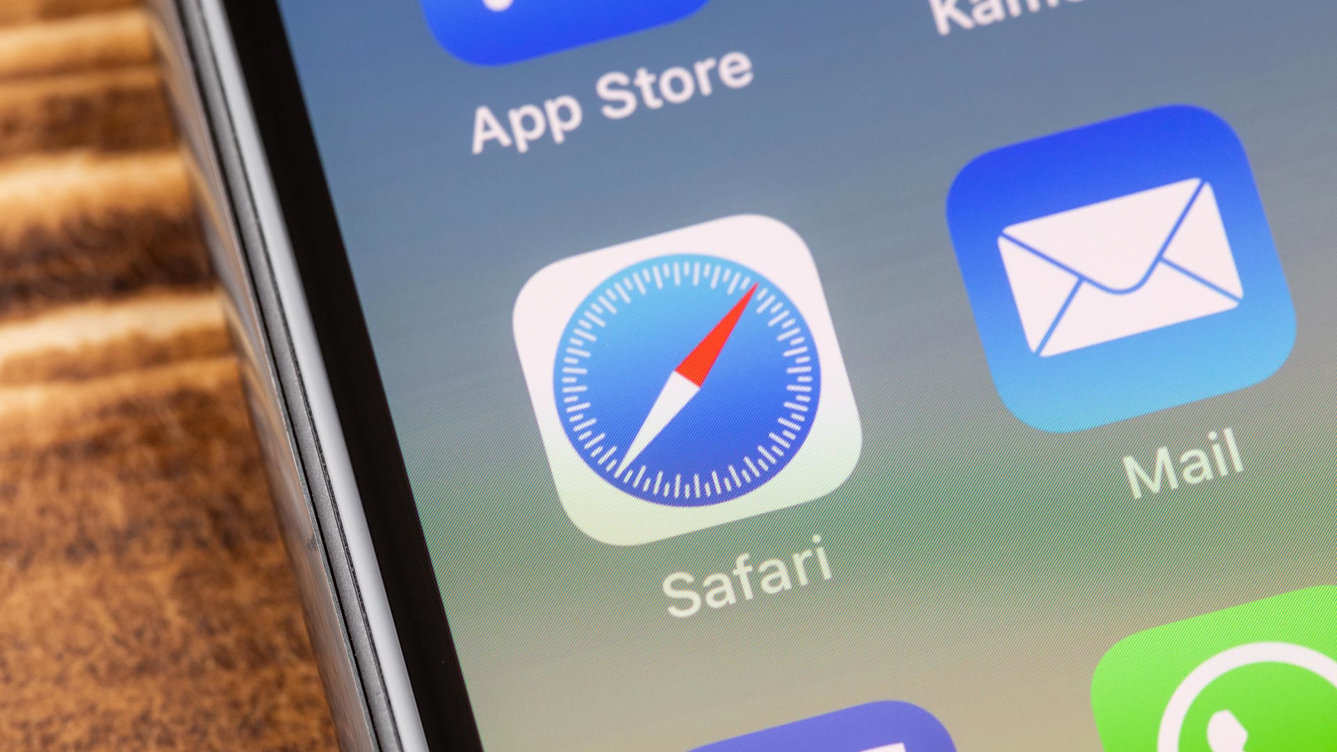 Une image d'un écran d'iPhone montrant l'icône de l'application Safari au centre