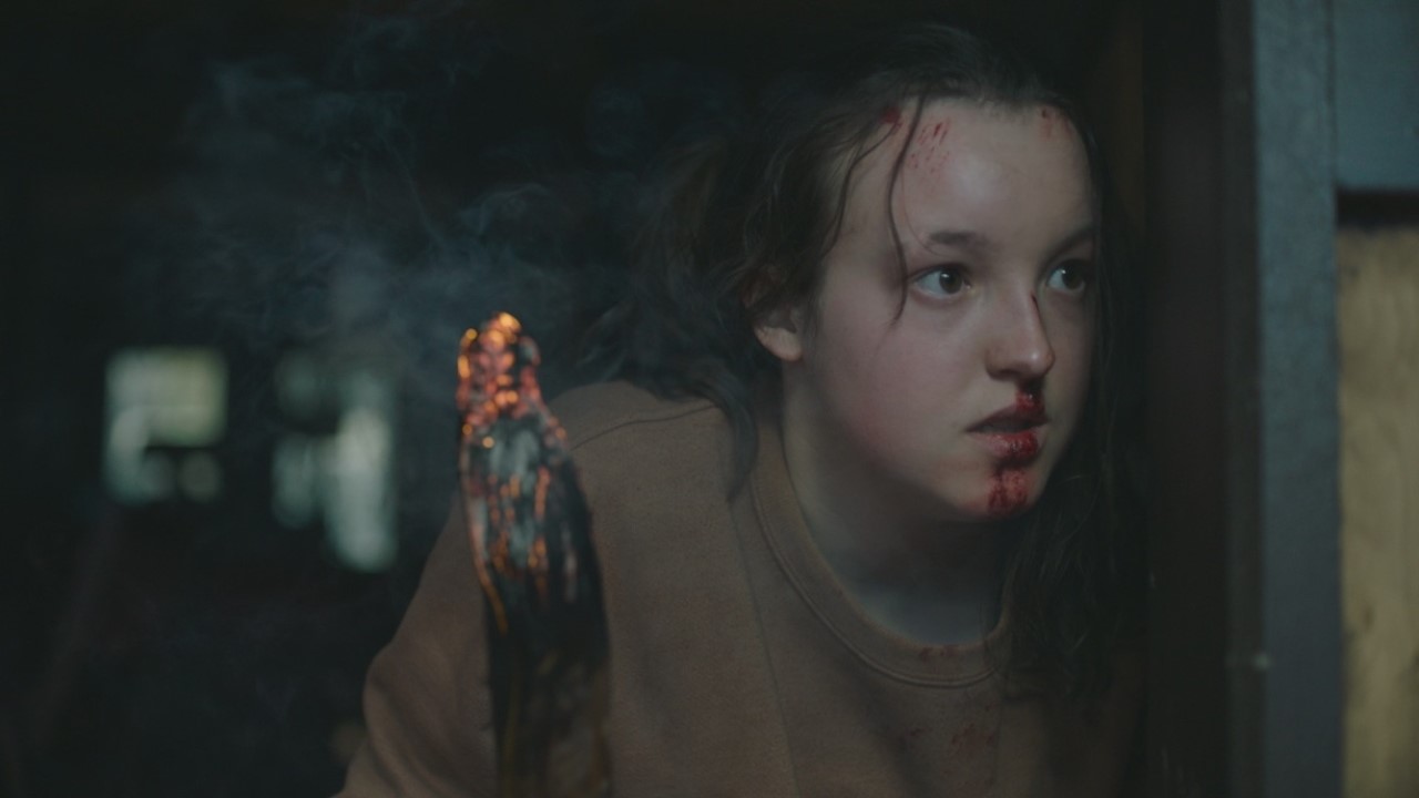 Ellie tenant une bûche enflammée dans The Last of Us de HBO