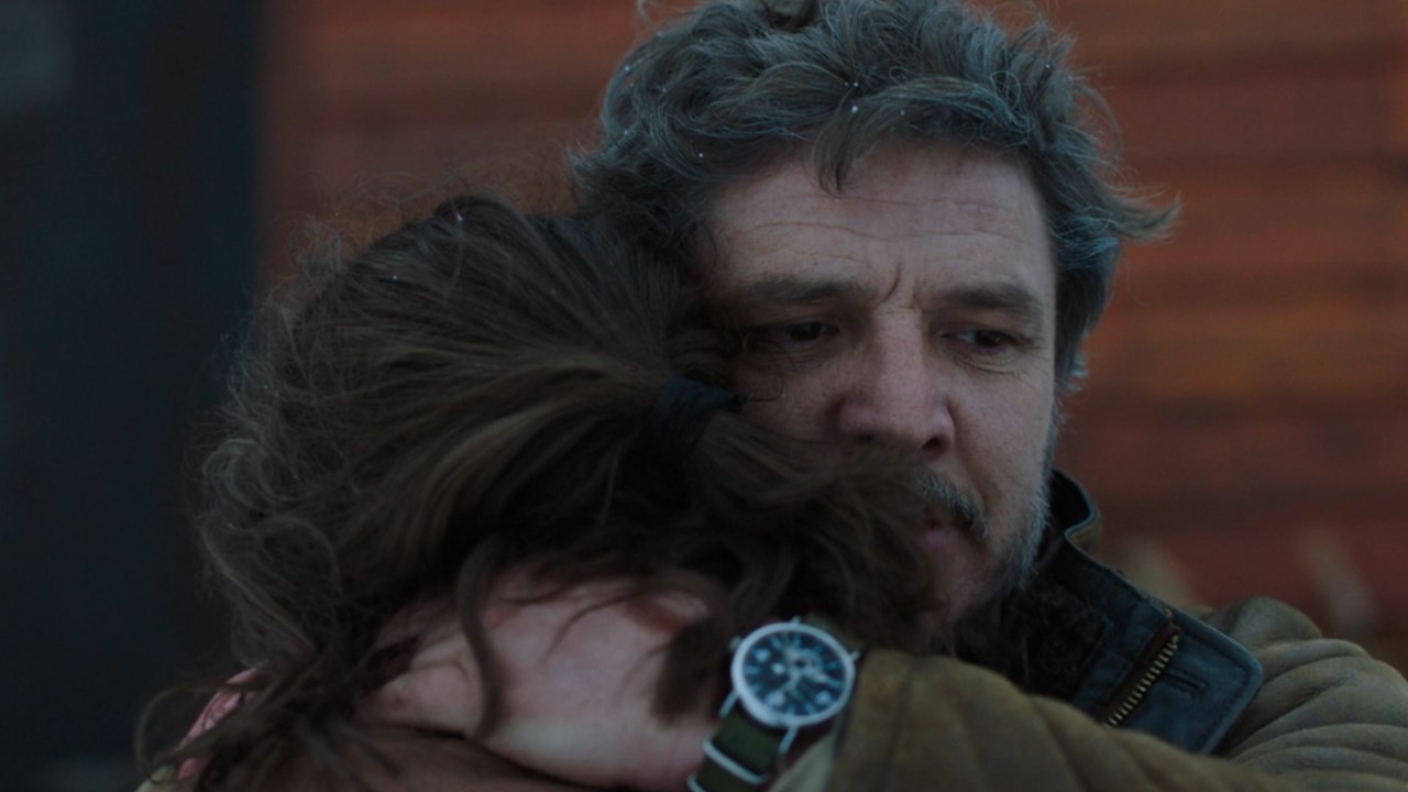 Joel étreignant Ellie dans la neige dans The Last of Us de HBO