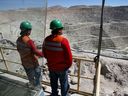Ouvriers d'une mine de cuivre BHP au Chili.