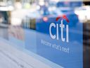 La signalisation est affichée dans la fenêtre d'une succursale Citigroup Inc. Citibank à Chicago, Illinois.