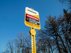 Un panneau signale la présence de la ligne 5 d'Enbridge à Sarnia, en Ontario.