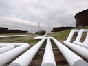 Les pipelines se rendent aux réservoirs de stockage de pétrole brut d'Enbridge Inc. à leur parc de stockage à Cushing, Oklahoma.  L'entreprise basée à Calgary s'est lancée dans une frénésie de dépenses visant à renforcer sa présence sur la côte américaine du golfe du Mexique.