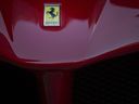 Le logo Ferrari sur le capot d'un véhicule de sport 488 GTB stationné à l'extérieur de la Bourse de New York.