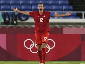 La Canadienne Christine Sinclair plaide pour un penalty lors du match pour la médaille d'or de soccer féminin contre la Suède aux Jeux olympiques de Tokyo à Yokohama, au Japon, le vendredi 6 août 2021.