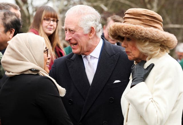 Charles et Camilla parlent aux gens lors de leur visite à Colchester