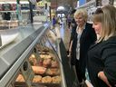 Vanessa Burke (à droite) et Suzanne Burke faisaient des courses pour une famille de cinq personnes au marché St. Lawrence le mardi 20 septembre 2022.