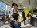 Rashmi Shrestha, propriétaire de Bowl and Snacks, dans son restaurant de Toronto.  Shrestha passe plus de 14 heures par jour au magasin. 
