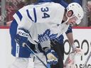 Auston Matthews des Maple Leafs quitte la glace en boitant après avoir décoché un tir bloqué du genou lors de la première période contre les Canucks à Vancouver, le samedi 4 mars 2023. 