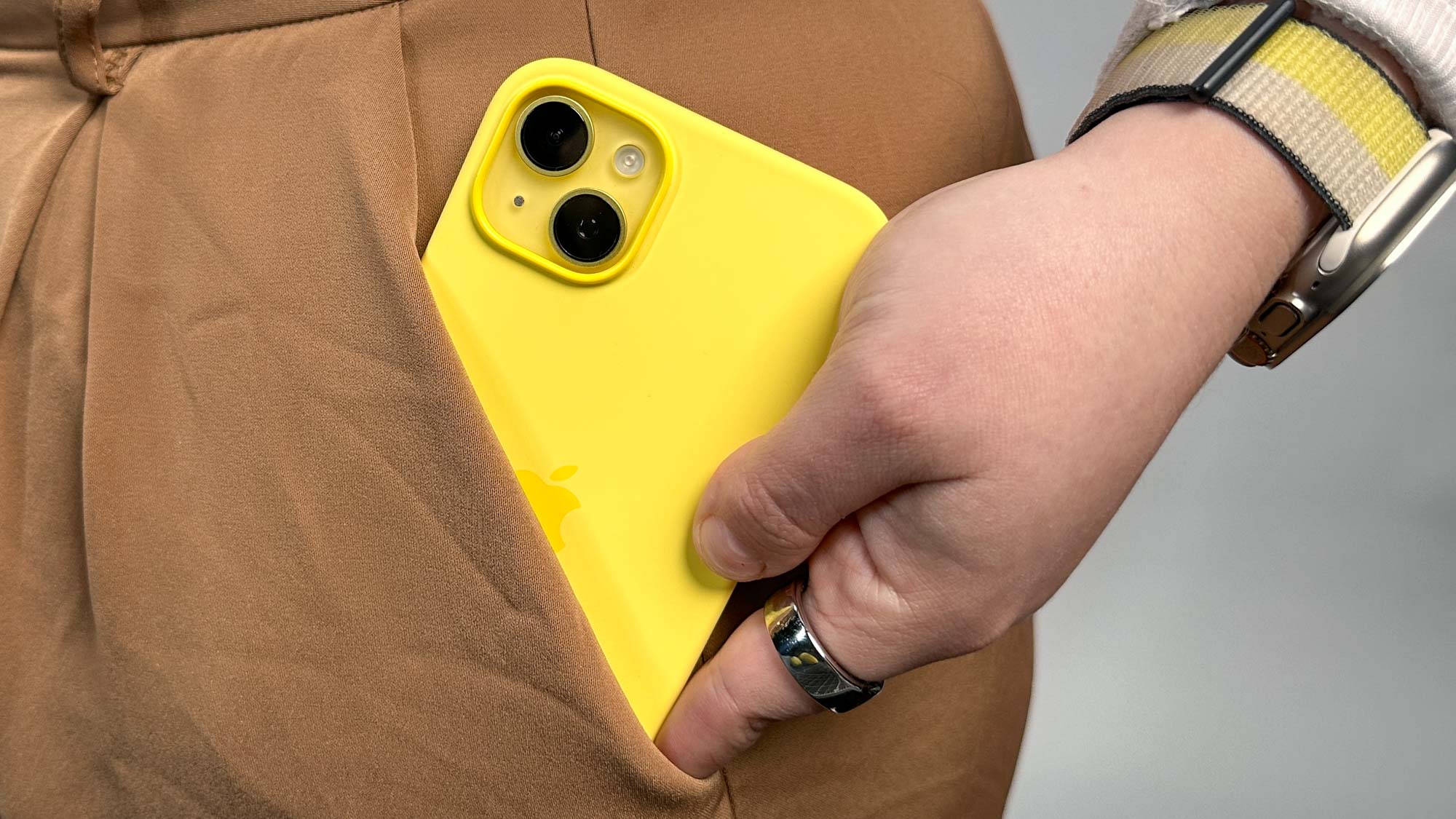 iPhone 14 Plus jaune en poche