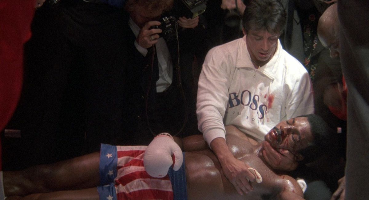 Rocky tient un Apollo Creed mourant dans ses bras après un match de boxe