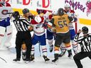 Les joueurs des Canadiens et des Golden Knights s'affrontent devant le filet montréalais en troisième période dimanche soir à Las Vegas.