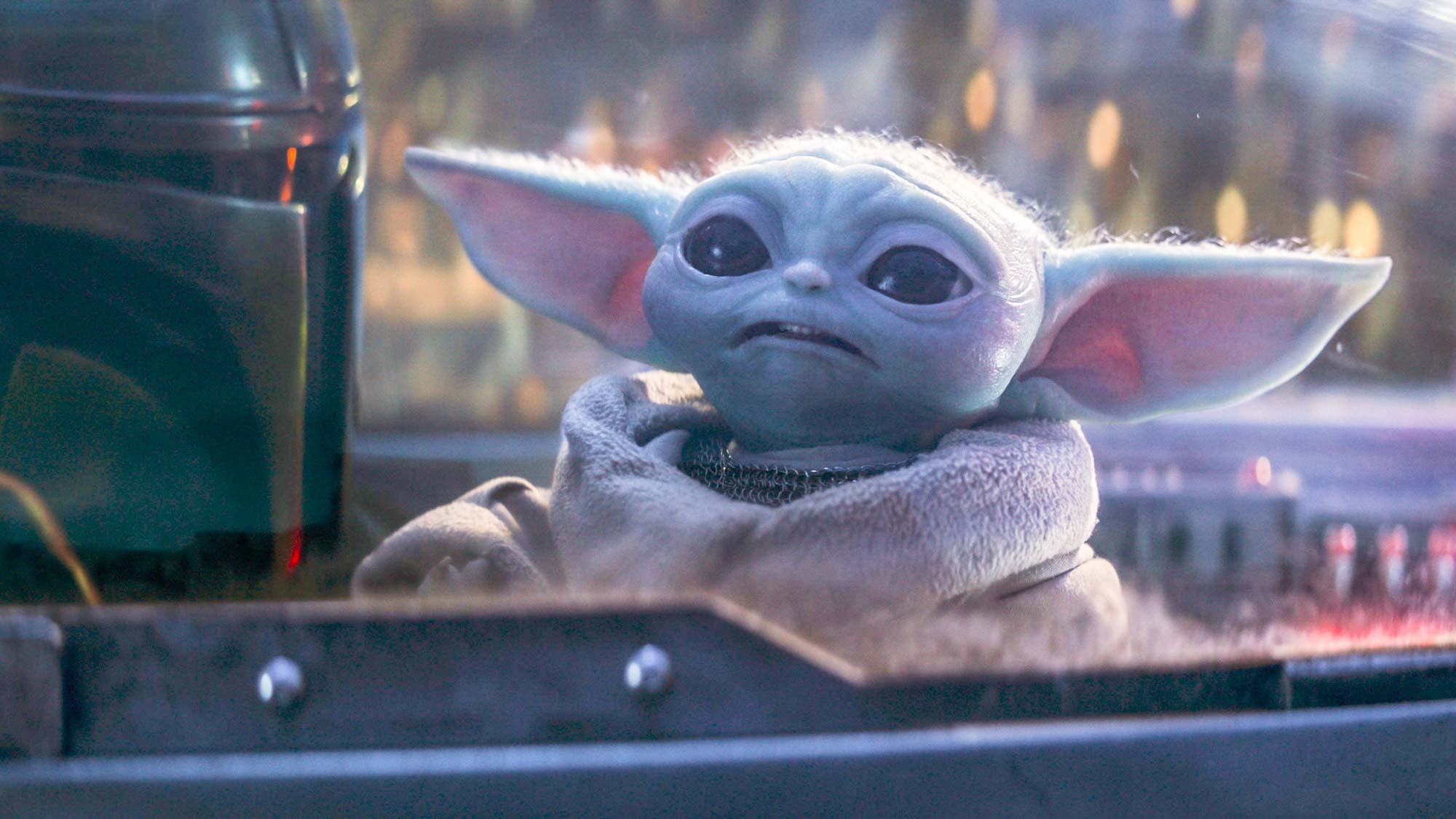 (De gauche à droite) Din Djarin et Grogu/Baby Yoda dans une image de la saison 3 de The Mandalorian