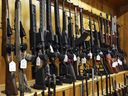 Des carabines sont exposées au That Hunting Store à Ottawa, le 3 juin 2022.