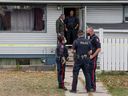 La police de Calgary enquête sur les lieux d'une mort suspecte à l'intérieur d'une maison du bloc 2800 de la 14e avenue SE le mardi 5 octobre 2021.