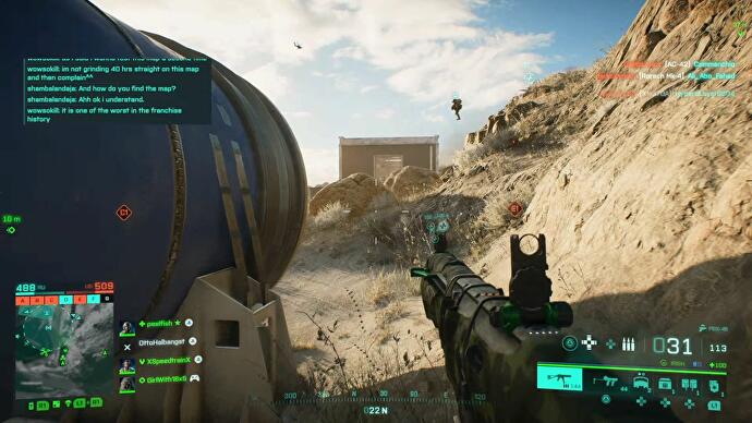 State of the Game Battlefield 2042 - camper entre une structure et des collines rocheuses beiges