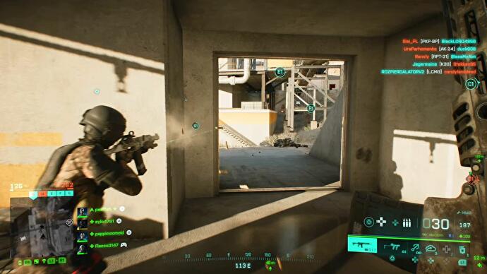 State of the Game Battlefield 2042 - recharger pendant qu'un coéquipier tire à travers une fenêtre devant vous