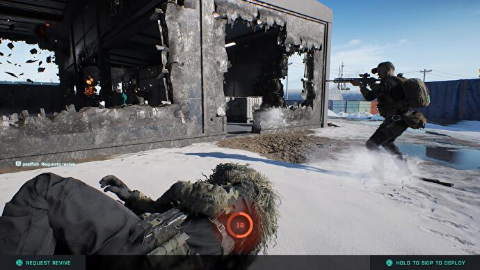 State of the Game Battlefield 2042 - un coéquipier sur le sol devant vous que vous faites revivre, avec un autre tirant à travers un trou dans un bâtiment détruit